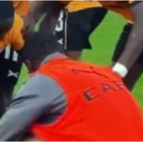 Futbolista quiso festejar un gol y casi se rompe el cuello: pudo ser una tragedia