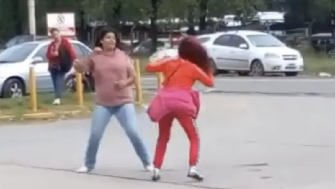 "Nos insultaba diciendo bolivianas": feroz pelea entre chicas a la salida del boliche