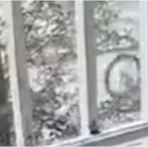 Sin piedad: le sacaron la bici a un nene que jugaba en la plaza y escaparon