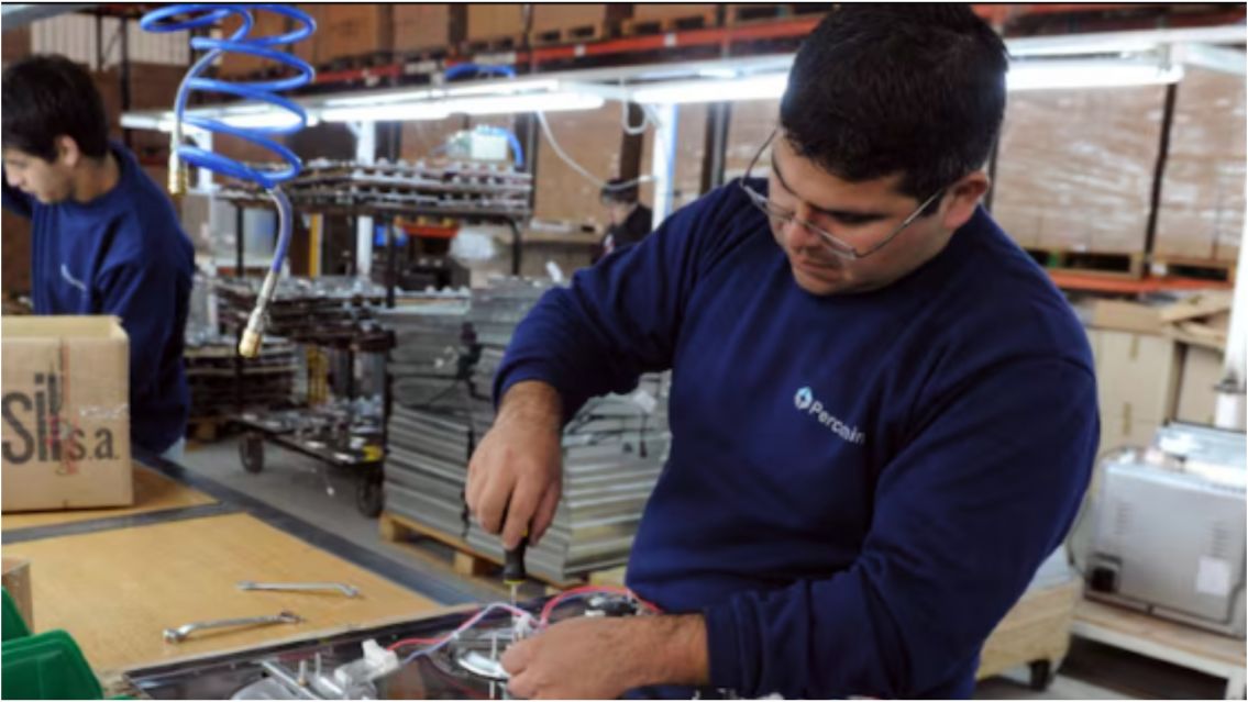 Los salarios subieron 2,5% en octubre y superaron levemente a la inflaci�n, seg�n el INDEC