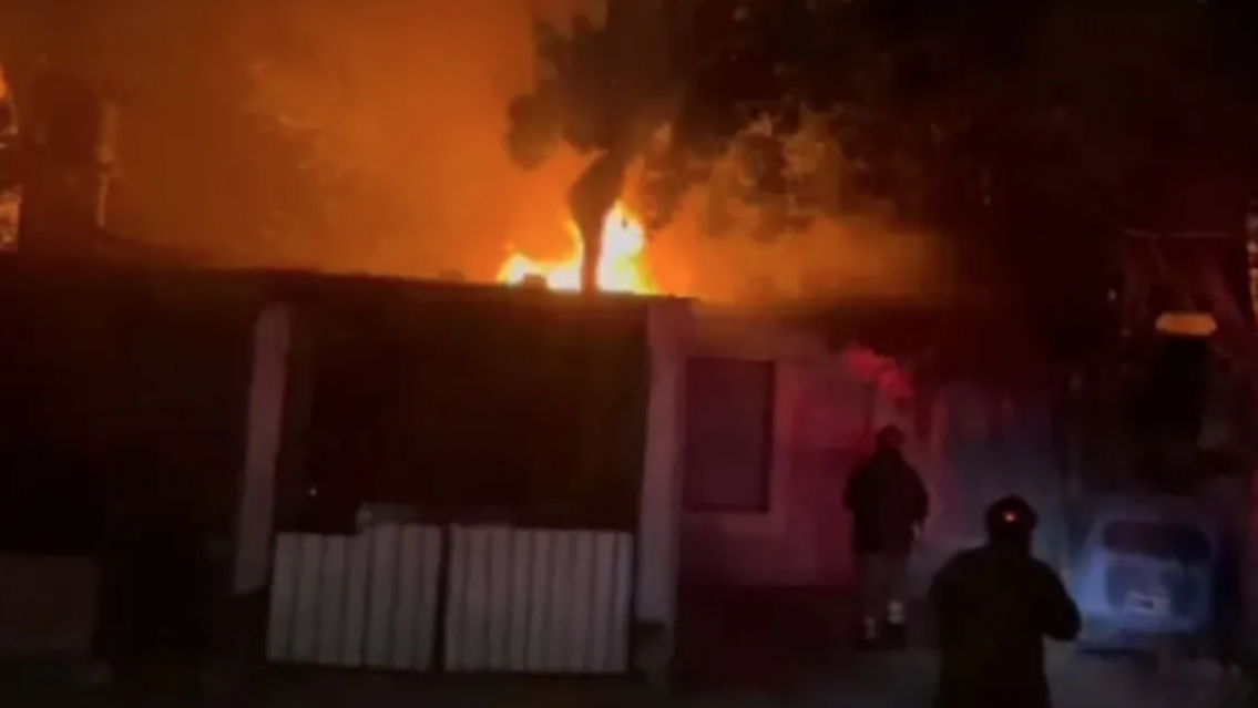 Violencia en Jujuy: atacaron a un hombre a botellazos y luego prendieron fuego su casa