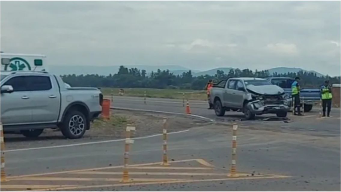 Fuerte choque entre un colectivo y dos camionetas en la Ruta 34: un herido