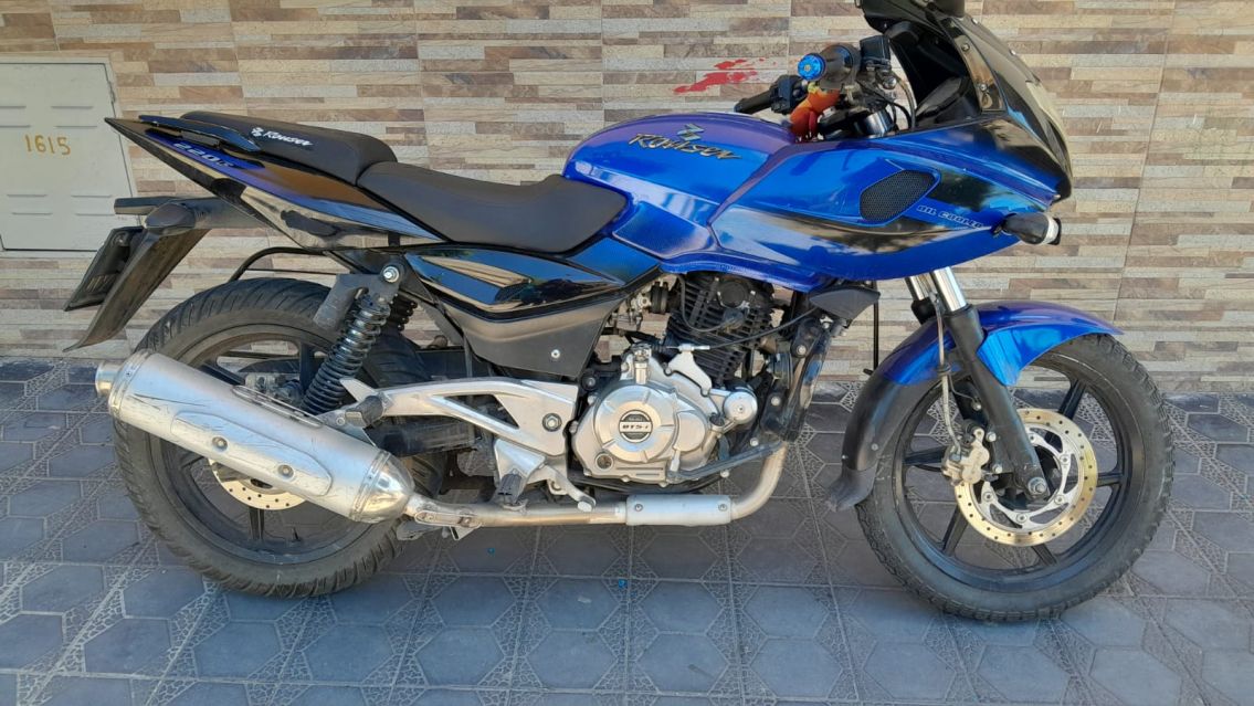 Moto robada en plena madrugada: buscan una Rouser 220F sustraída en Barrio Cuyaya