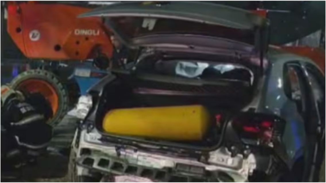 Brutal choque: un auto impactó contra una grúa y el conductor quedó atrapado