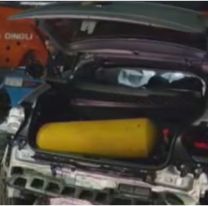 Brutal choque: un auto impactó contra una grúa y el conductor quedó atrapado