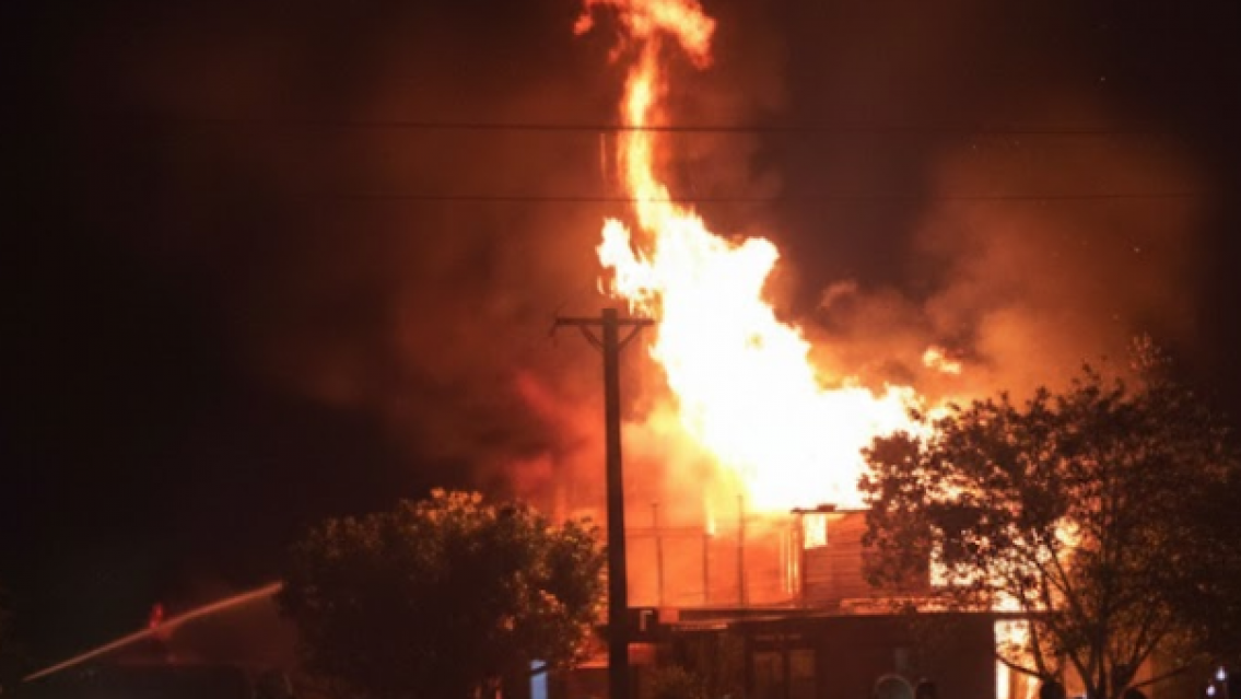 Incendio destruy� por completo la casa de una familia juje�a en plena Navidad