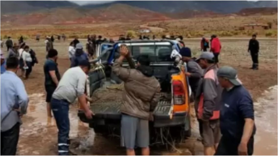 Ruta 40 bajo agua: una camioneta era llevada por el r�o y vecinos salieron al rescate