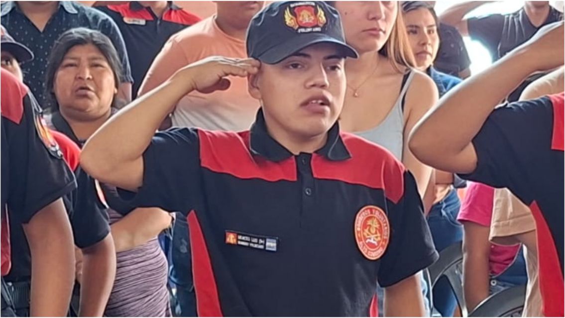 Joven con discapacidad se recibió de bombero voluntario en Alto Comedero