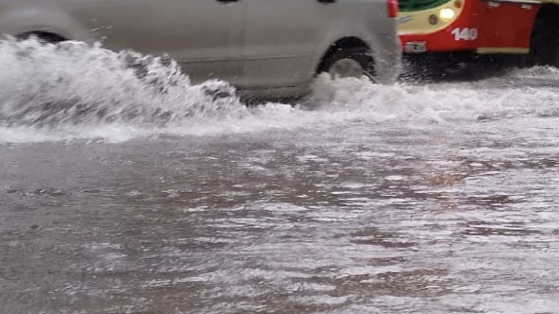 Se larga con todo: domingo de lluvia torrencial y alerta amarilla en Jujuy