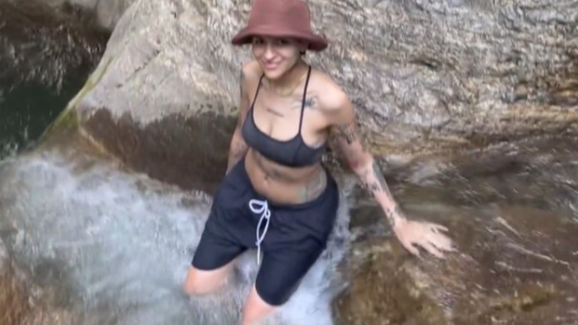 Cazzu apareció en un río y sorprendió a todos