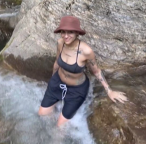 Cazzu apareció en un río y sorprendió a todos