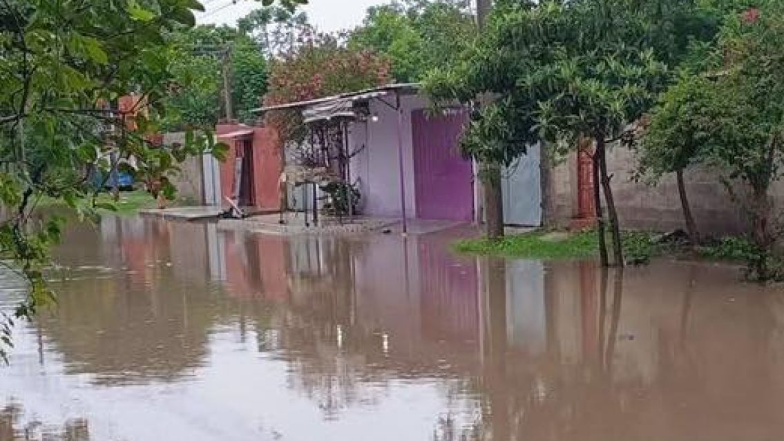 Calles anegadas y bronca vecinal tras el temporal en San Salvador