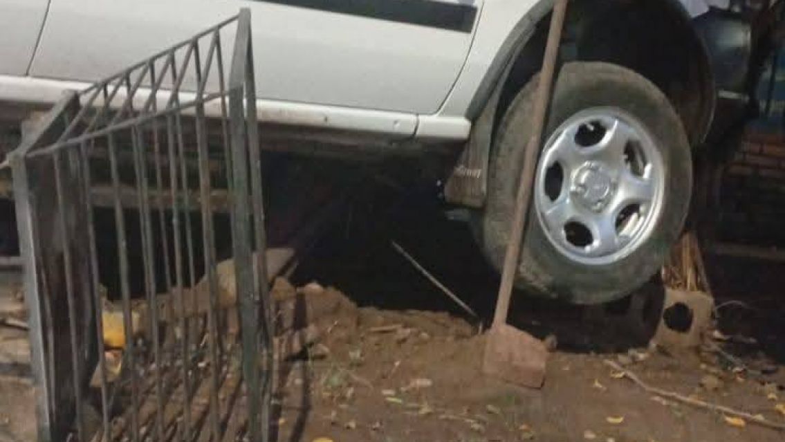 Tremendo choque en plena tormenta: juje�o iba hasta el buje y se llev� todo por delante 