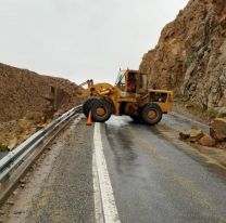 Despejaron la RN 52 tras derrumbes y hay paso con precaución