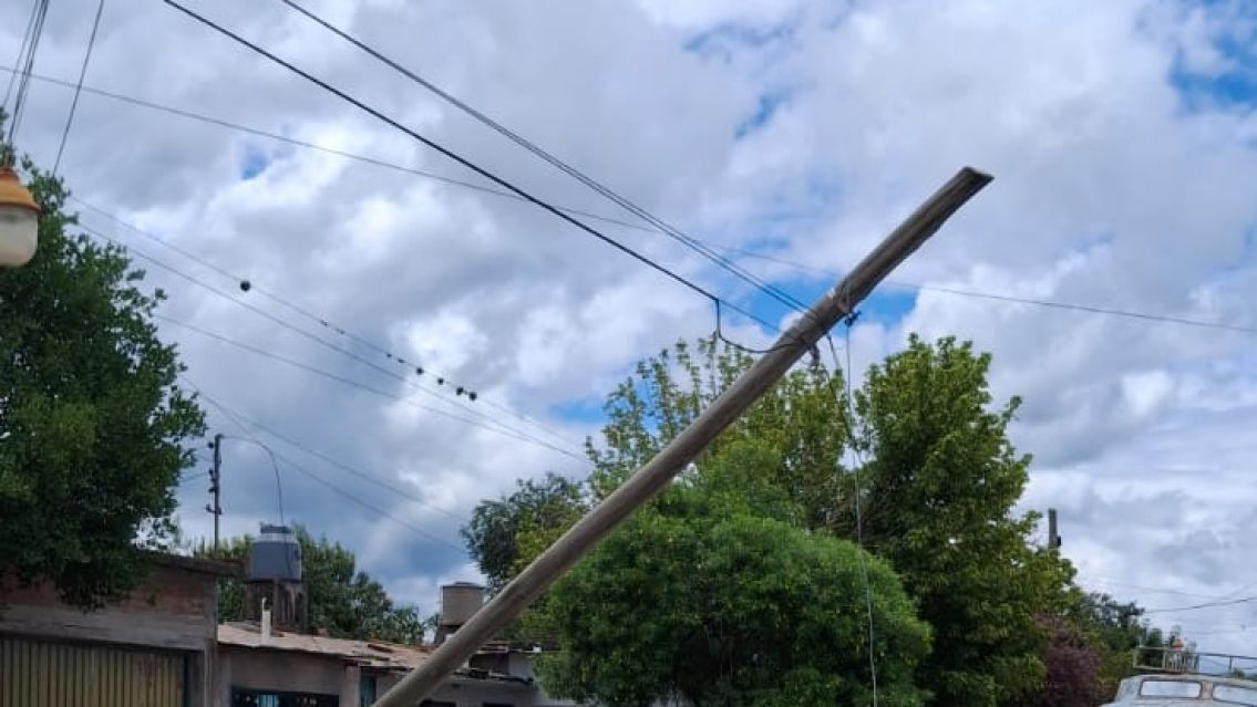 Poste a punto de caer en Alto Comedero: vecinos denuncian peligro y falta de respuesta