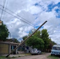 Poste a punto de caer en Alto Comedero: vecinos denuncian peligro y falta de respuesta
