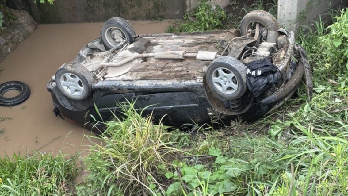 "Dado vuelta": norteño manejaba borracho y terminó cayendo por un barranco