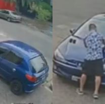 Es de lo peor: grabaron a un hombre rayando autos en plena calle