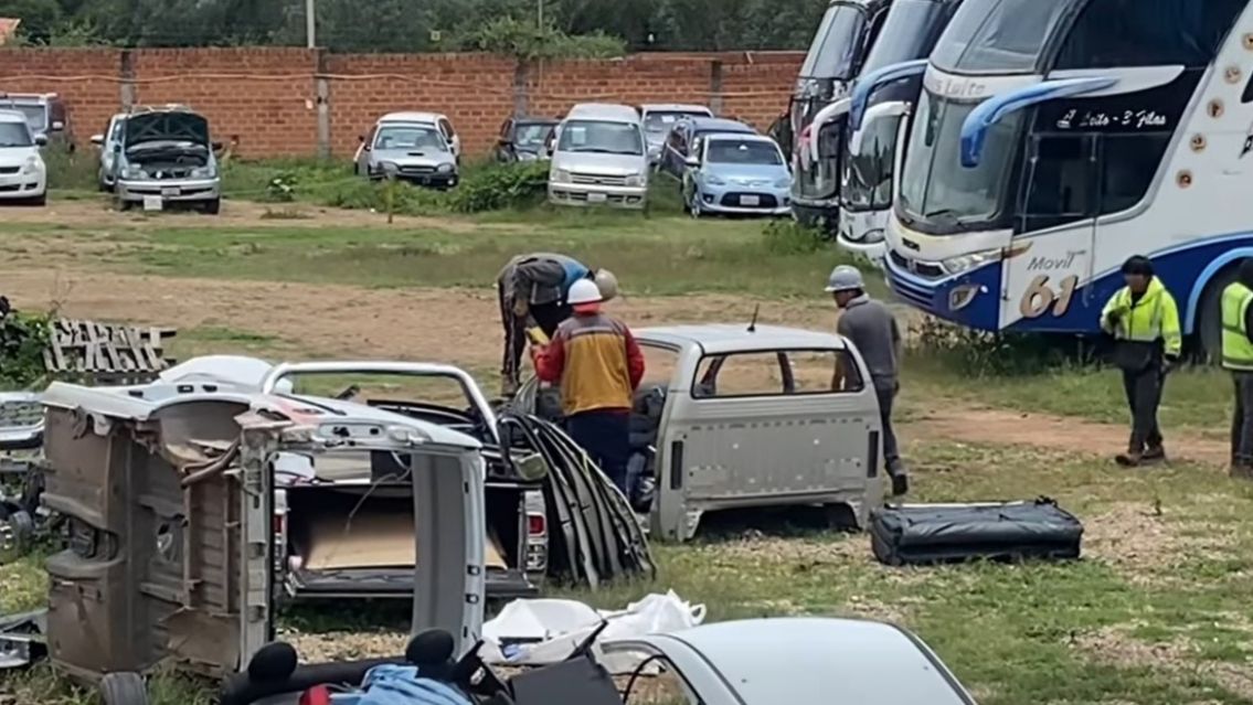 Fue a recuperar su camioneta robada y terminó viendo cómo la Aduana boliviana la convertía en chatarra