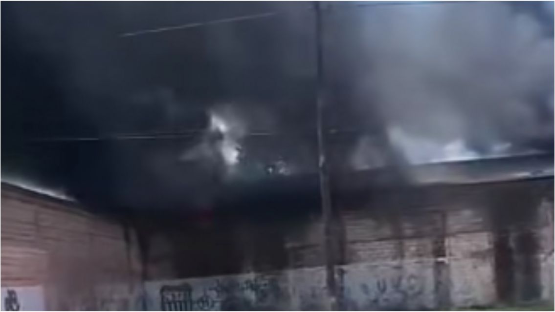 Un colectivo se incendi� en el Parque Industrial de Ledesma