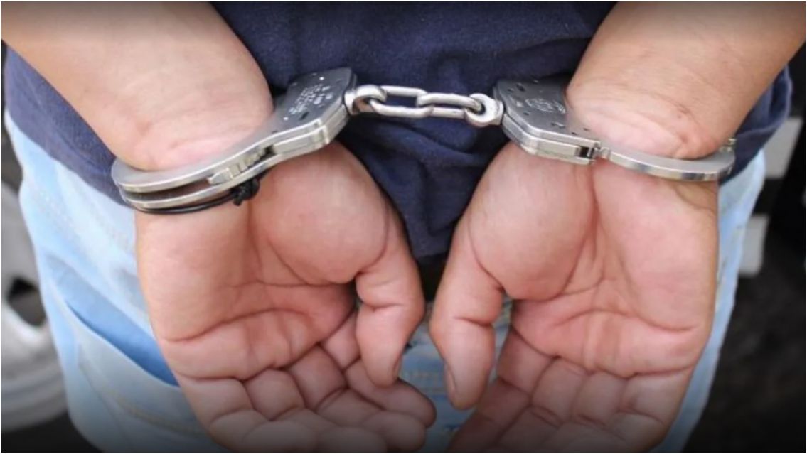 Vend�a droga escondida en la zapatilla y termin� preso