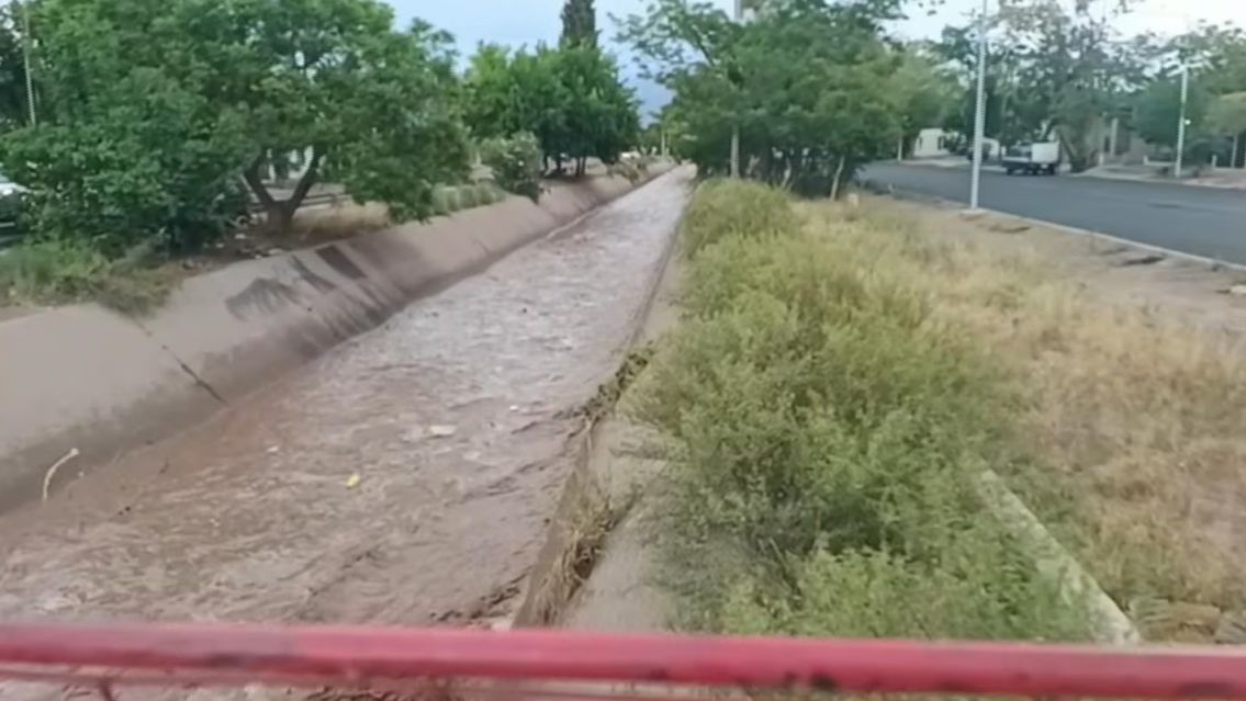 Buscan a dos personas que fueron arrastradas por un canal tras un temporal