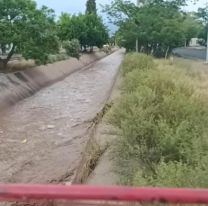Buscan a dos personas que fueron arrastradas por un canal tras un temporal