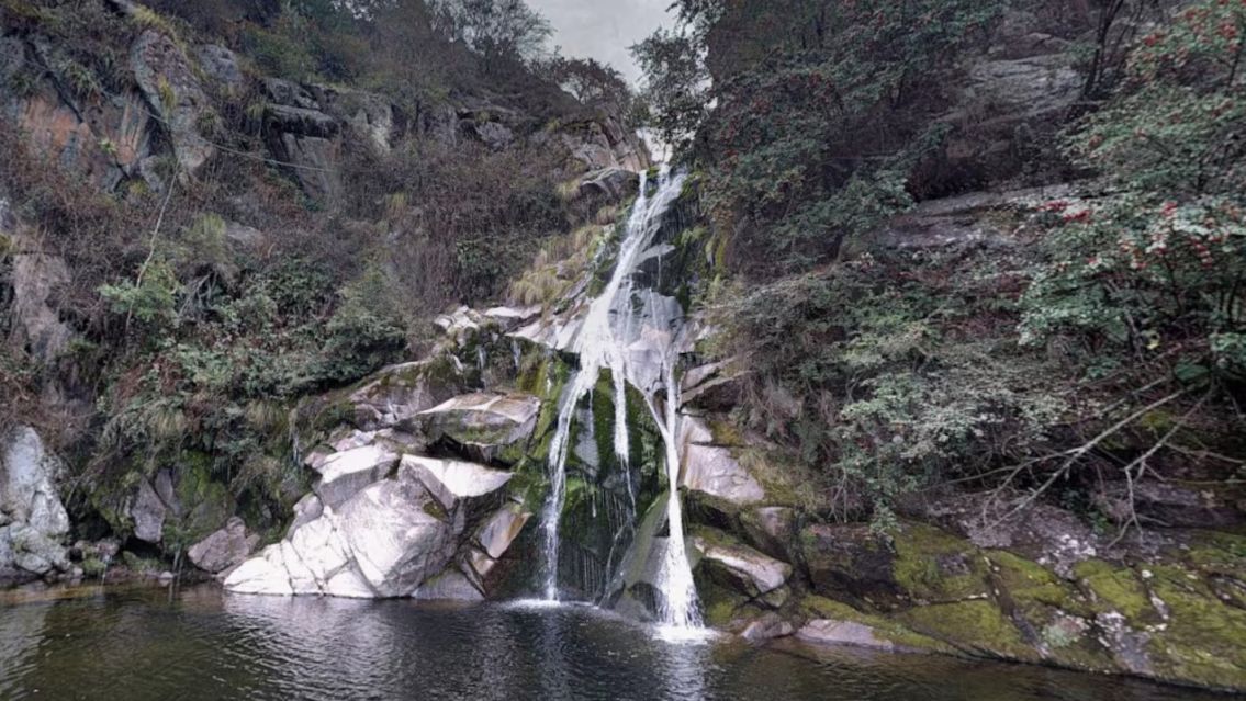 Un hombre se meti� a nadar en una cascada y muri� frente a sus amigos