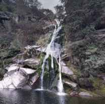 Un hombre se metió a nadar en una cascada y murió frente a sus amigos