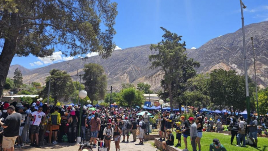 ¡Maimará explota! Miles de jujeños coparon la Chaya de Mojones para recibir el 2026