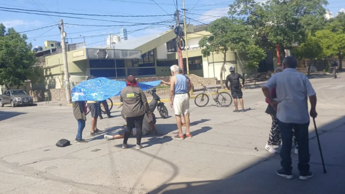 Terrible accidente: dos autos atropellaron a un jujeño, lo dejaron tirado y se escaparon