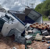 ¡Nooo, las birras! Camión reventó una cubierta y volcó en una ruta norteña