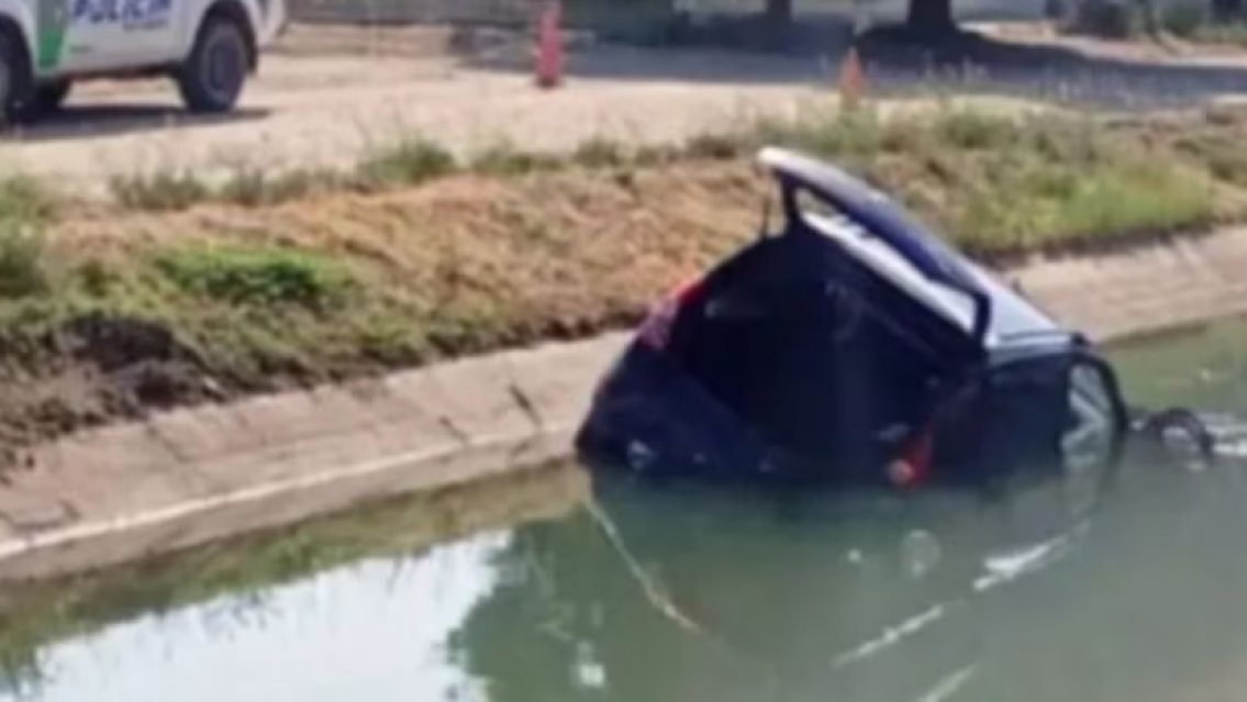 Tragedia: un bebé murió atrapado en un auto que cayó a un canal