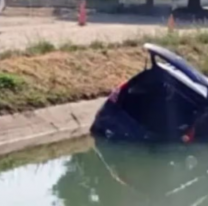 Tragedia: un bebé murió atrapado en un auto que cayó a un canal