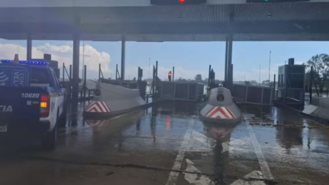 Temporal mortal en Córdoba: el viento arrancó una cabina de peaje y aplastó a un trabajador