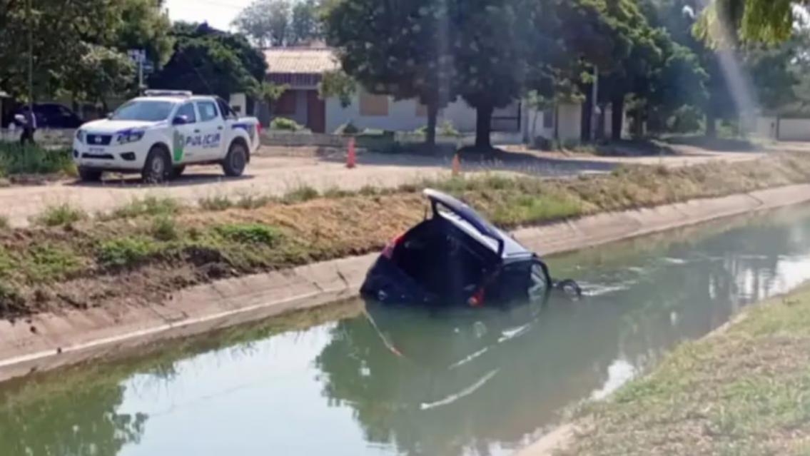Tragedia total: adolescentes volcaron un auto y su hijito murió ahogado