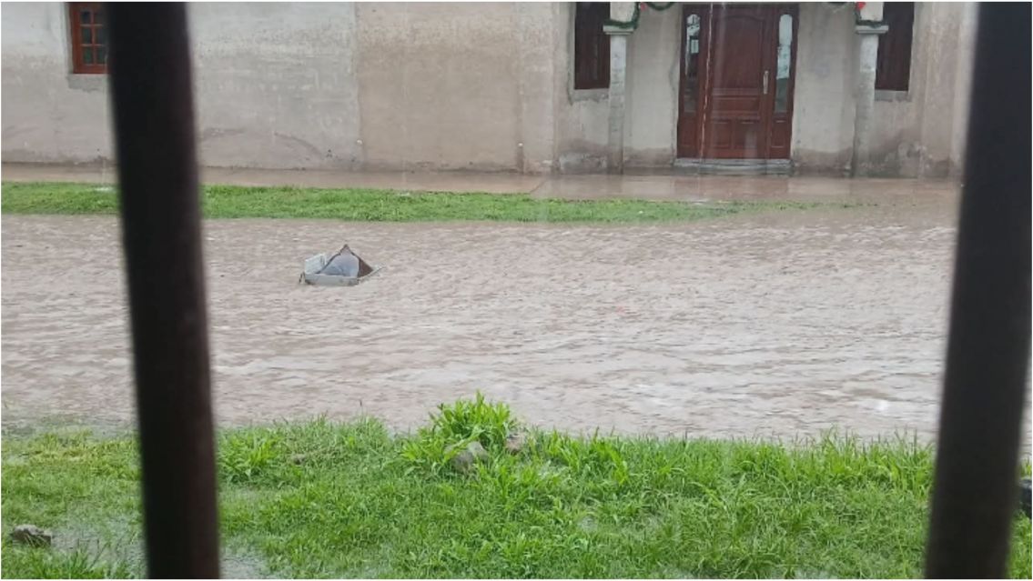 Calles inundadas y viviendas afectadas tras la tormenta en Alto Comedero