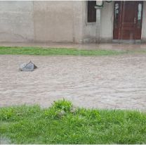 Calles inundadas y viviendas afectadas tras la tormenta en Alto Comedero