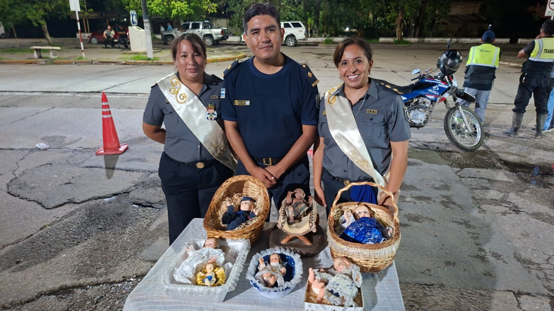 Un ejemplo: así adoran al Niño Jesús los uniformados del Pesebre Estrella Azul