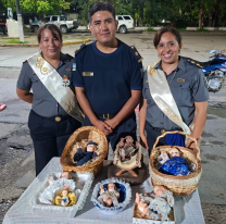 Un ejemplo: as&iacute; adoran al Ni&ntilde;o Jes&uacute;s los uniformados del Pesebre Estrella Azul 
