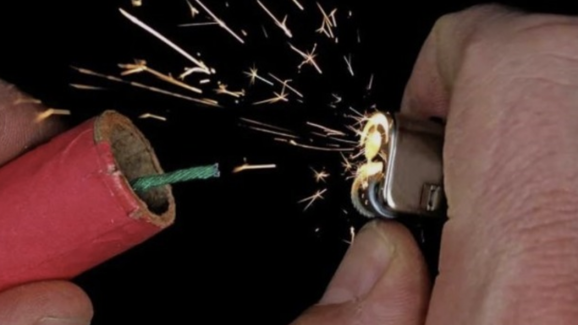 Perdió tres dedos tirando un petardo, le dieron el alta y perdió un ojo tirando otro cohete