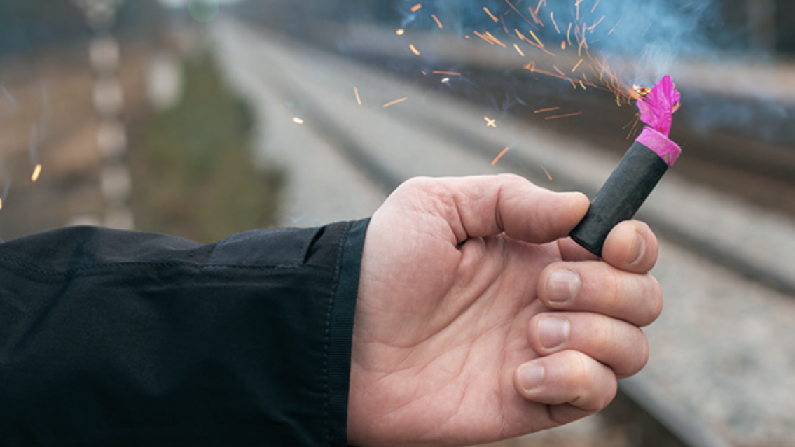 Casi le amputan una mano por usar pirotecnia, volvi� a "jugar" y perdi� un ojops