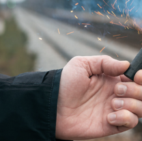 Casi le amputan una mano por usar pirotecnia, volvió a "jugar" y perdió un ojops