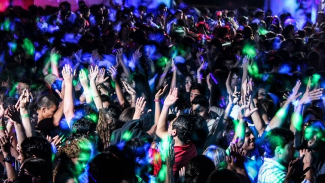 Hombre de 74 años salió a bailar y murió: se descompensó en medio de la pista