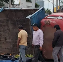 Terrible choque en Jujuy: un auto terminó incrustado contra un camión