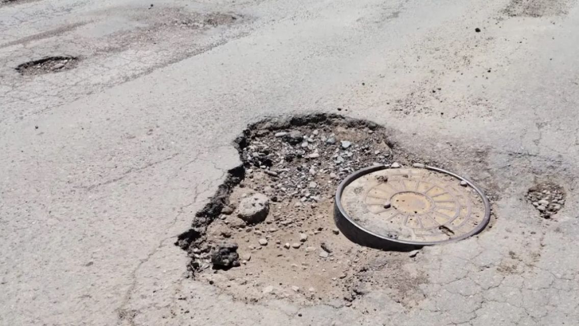 La colectora de la Ruta 66 en Palpalá tiene zanjones por todos lados