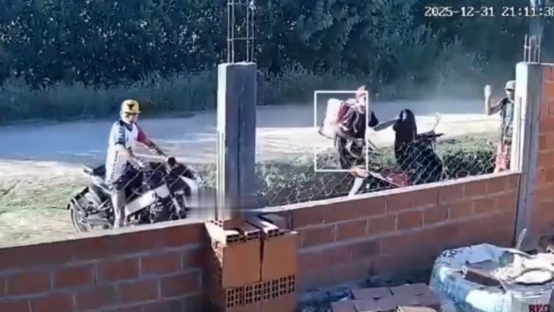 Motochorros quisieron robar una moto en plena construcción y terminaron mal