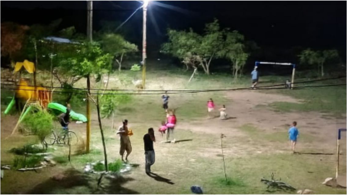 Juje�o convirti� un terreno abandonado en una plaza para ni�os de El Carmen