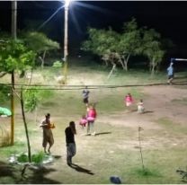 Jujeño convirtió un terreno abandonado en una plaza para niños de El Carmen