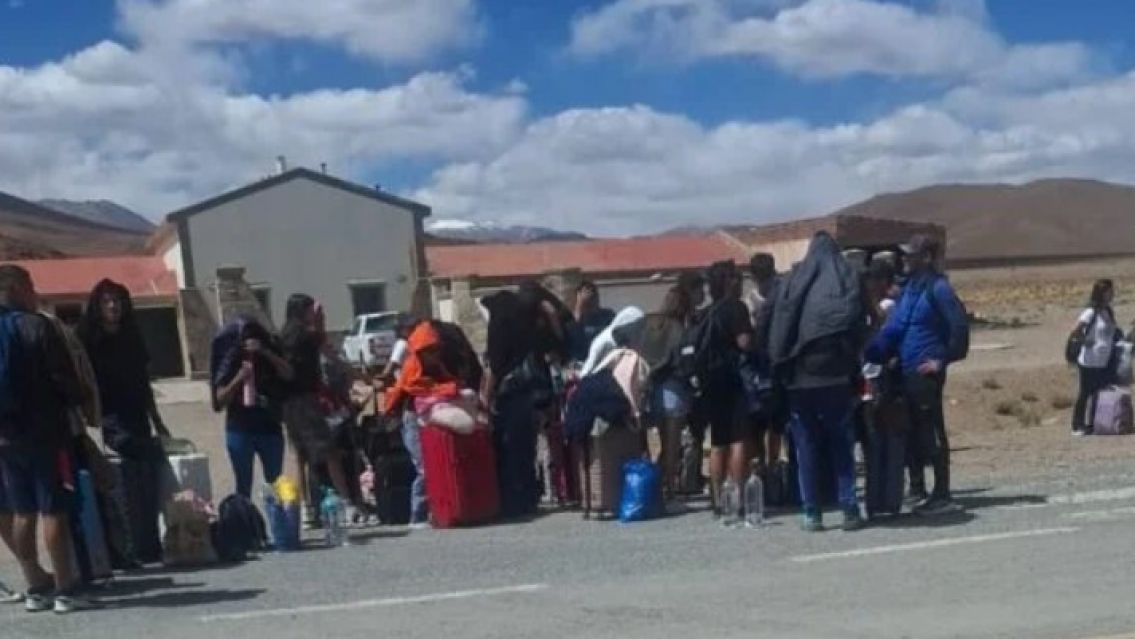 "Es inhumano": Denuncian demoras y falta de asistencia a turistas en el paso de Jama
